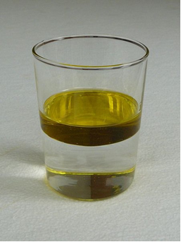 Mistura heterogênea de água e óleo em copo. Autor da imagem: Victor Blacus 