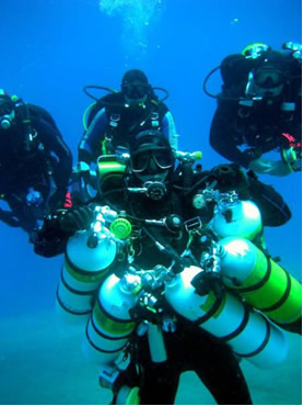 Os cilindros de “ar” dos mergulhadores contêm, na verdade, uma mistura de  oxigenio e hélio