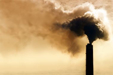 Poluição atmosférica causada por queima de combustíveis fósseis em fábrica