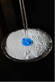 O sulfato de cobre anidro é branco, mas quando está hidratado é azul